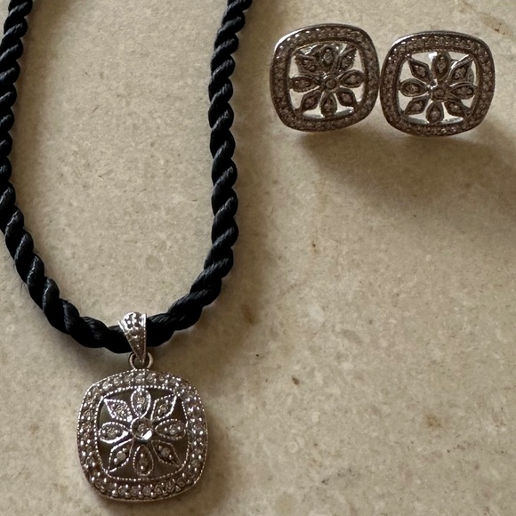 Diamond Floral Style earrings with matching pendant necklace - Picture 2 of 8